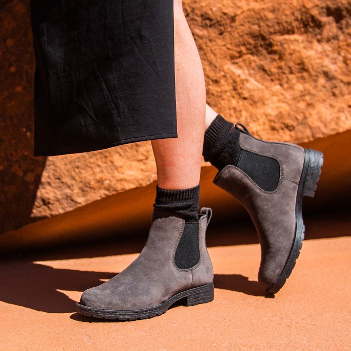 Women's Born Cove Color: Dk Grey Carbon Suede (Grey)
