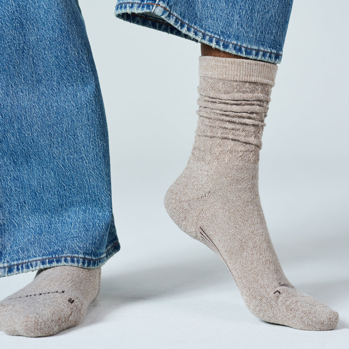 Feetures Everyday Women's Max Cushion Crew Plush Sock  2